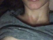 Малышка играется