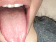 Малышка играется