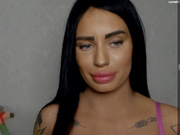 DaissyRutti показывает дырочки