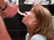 Соня сосет хуй в туалете