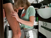 Соня сосет хуй в туалете