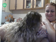 бабенки ласкают друг друга