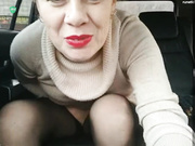 -LIKA-LIKA- дрочит в машине,кончает