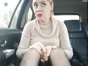 -LIKA-LIKA- дрочит в машине,кончает