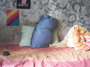 Красивая девочка трахает себя игрушкой