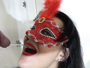 Русская шлюха разговаривает  сосет и пьет мочу