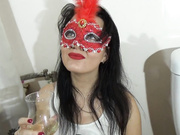 Русская шлюха разговаривает  сосет и пьет мочу