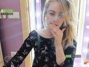 -Elisa- ласкается перед зеркалом