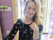 -Elisa- ласкается перед зеркалом