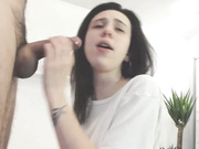 Девочка сосет хуй