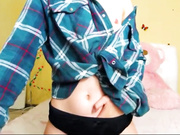 6978 Молодуха в привате раздвигает расщелину