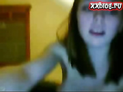 девченка мастурбирует на вебку