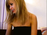 блондика с игрушкой