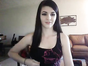 Красивая брюнетка стала рачком перед вэбкой