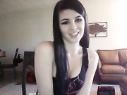 Красивая брюнетка стала рачком перед вэбкой