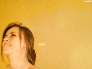 miki560 ласкает писю,играет с маслом