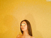 miki560 ласкает писю,играет с маслом