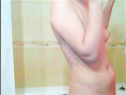 Vikii69 моется в ванной голенькая