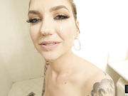 Татуированную шлюху Rocky Emerson обосали