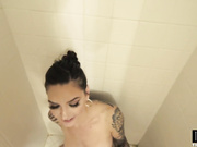 Татуированную шлюху Rocky Emerson обосали