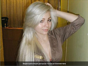 молодая блонда танцует перед вэбкой