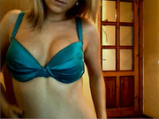 молодая блонда танцует перед вэбкой