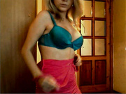 молодая блонда танцует перед вэбкой