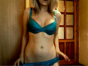 молодая блонда танцует перед вэбкой