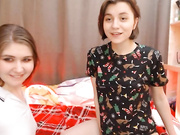 наказывает подружку