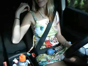 сучка мастурбирует прямо за рулем