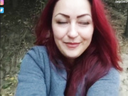 AlisaFist на природе с бутылкой