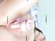 Малышка tim_bella играется с дилдо