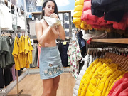 SweetButtocks (переодевается в магазине)