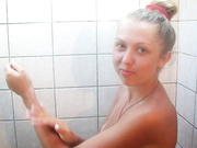 Олеся принимает душ