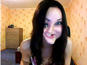 kaprisya корчит рожи  ее можно понять  секас бьет в голову