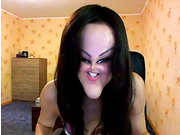 kaprisya корчит рожи  ее можно понять  секас бьет в голову