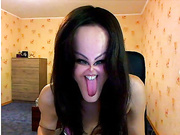 kaprisya корчит рожи  ее можно понять  секас бьет в голову