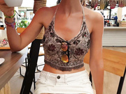 SweetButtocks светит киской в кафе