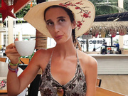 SweetButtocks светит киской в кафе