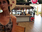 SweetButtocks светит киской в кафе