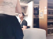 Американка в библиотеке за компом