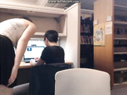 Американка в библиотеке за компом