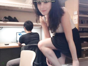 Американка в библиотеке за компом