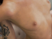 Maryana Rose убирается и лижет очко