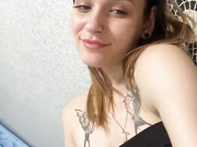 Горячая красотка показывает себя.
