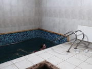 anabel054 отсасывает в сауне