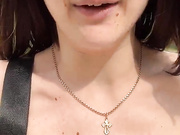 Тёлка за токены гуляет по улице топлесс