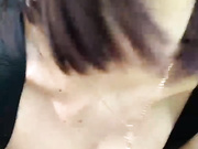 Тёлка за токены гуляет по улице топлесс