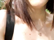 Тёлка за токены гуляет по улице топлесс