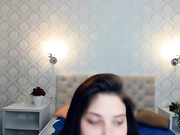 обнаженная модель скачет по кровати